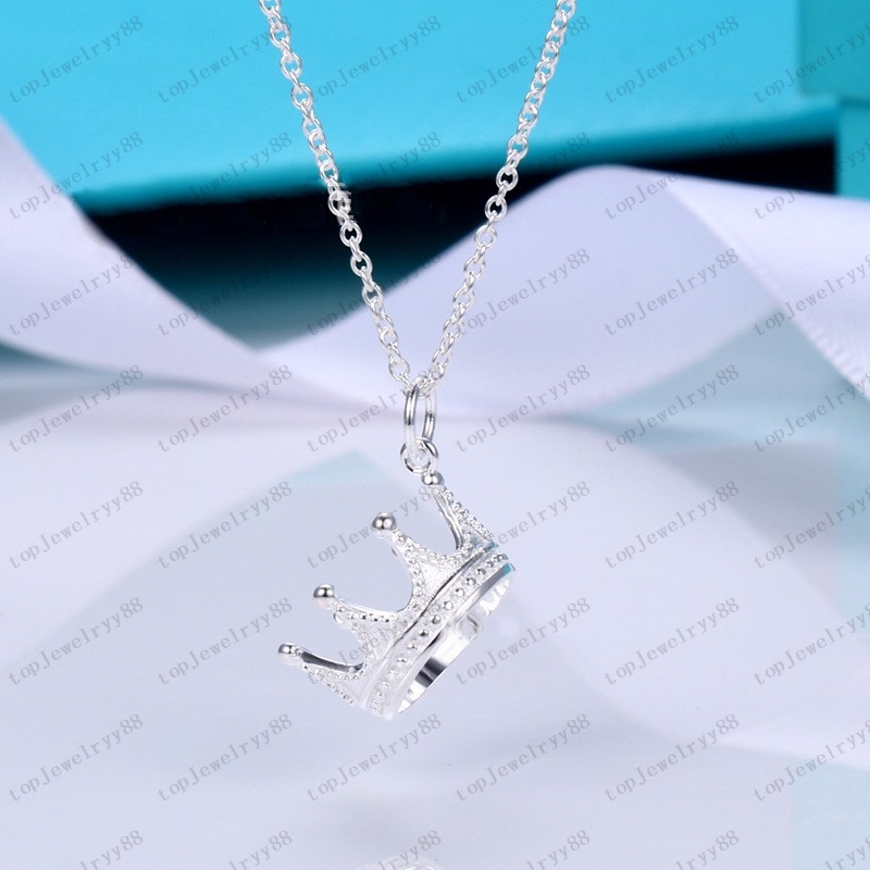 

Designer Crown Pendant Necklace Female Couple Stainless Steel Chain Gift for Girlfriend Luxury Jewelry Accessories Wholesale with Box
