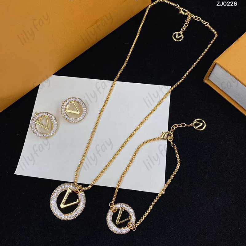 

Luxury Diamond Loop Necklaces Womens Designer Jewelry Sets Gold Love Bracelets Fashion V Letters Sparkle Earrings 925 Silver Bangle With Box