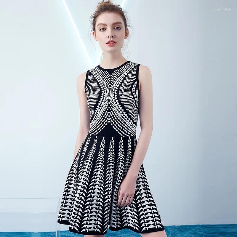 

Casual Dresses High Quality Jacquard Black Round Neck Sleeveless Fashion A Line Rayon Bandage Dress Women Party 2022