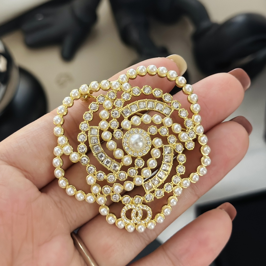

Gold Jewelry Ladies Fashion Pearl Designer Brooch For Women Luxury Dress Accessory Womens Breastpin Brosche Gift 22120302CZ