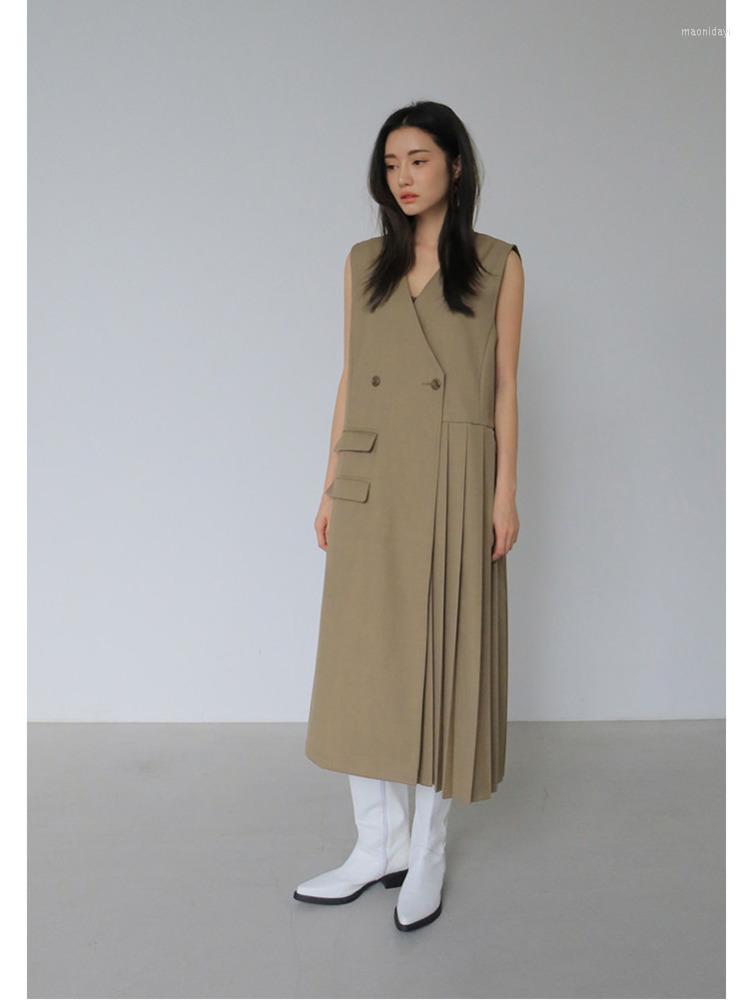 

Casual Dresses Minimalist Loose Ladies Khaki Sleeveless V-Neck Cross Two Buttons Side Design Pleated Dress 2022 Summer B547, Black