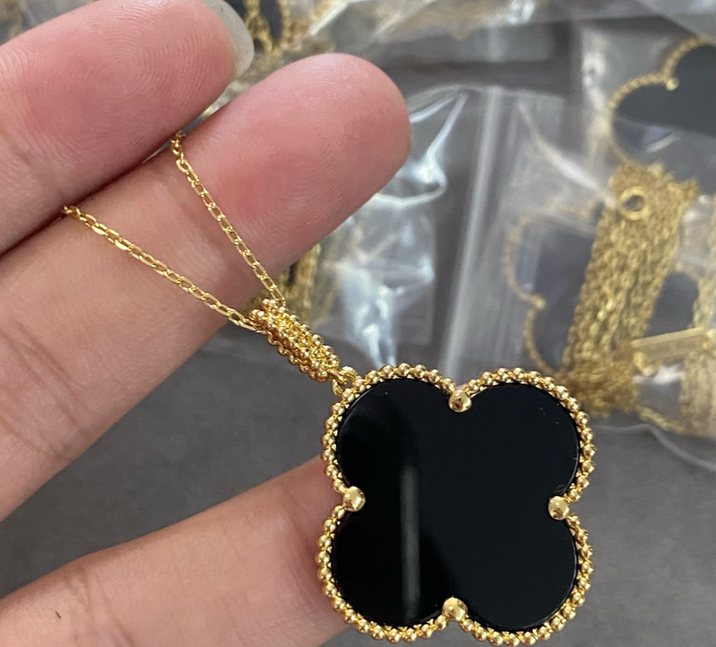 

INS necklace New in luxury fine jewelry chain necklace for womens pendant k Gold Heart Designer Ladies Fashion pearl Saturn New four leaf necklace