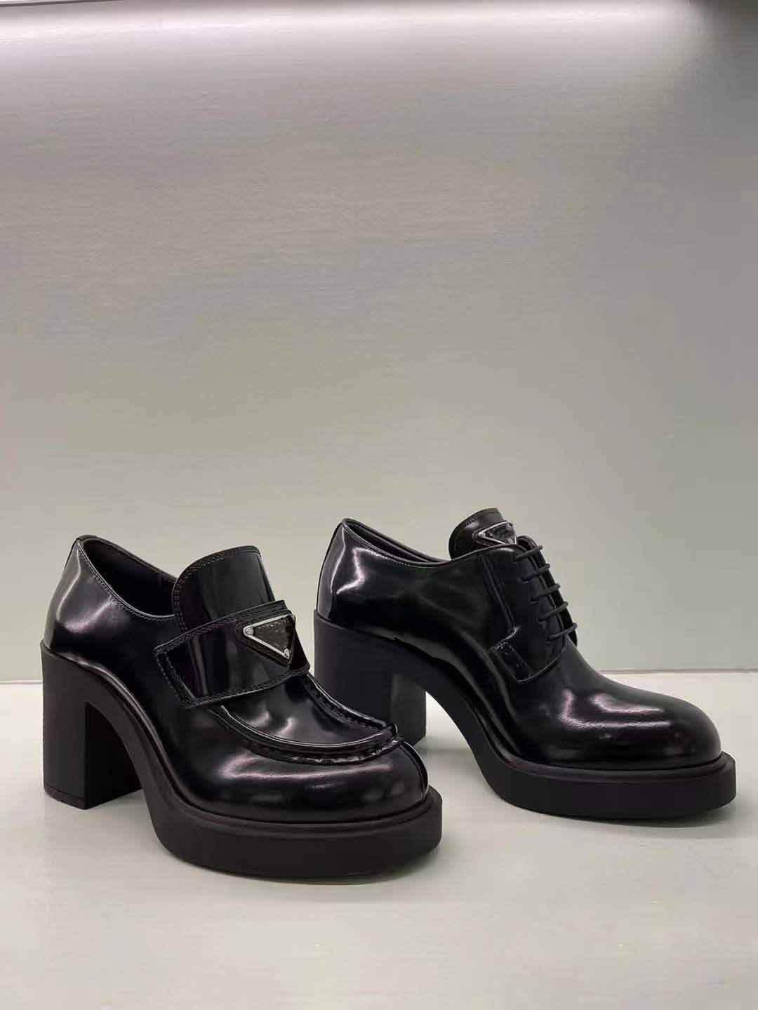 

Casual Shoe Luxurys Dress Sandals Shoes Women Casual Soft loafers Rubber metal triangle Patent Leather Sneakers Leisure Round head and thick hee