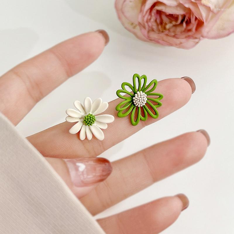 

Backs Earrings Korea Style Small Daisy Asymmetrical Clip On Female Hollow Flower Non Pierced Chrysanthemum Petals Jewelry