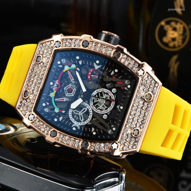 

Wristwatches 3-pin Diamond Automatic Watch Men's Luxury Full Function Quartz Silicone Band Gift