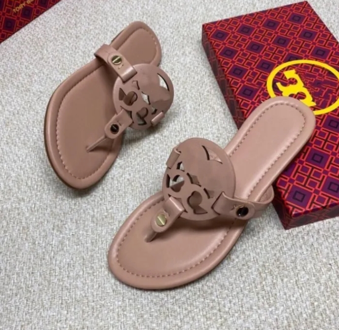 

Brand sandals designed Hollow pattern flat low-heeled slippers fashion luxury conservative slip rubber summer flip-flops outdoor sandals, Color 16