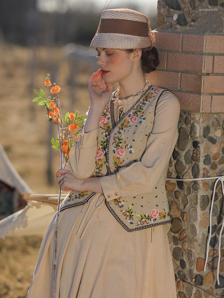 

Women' Vests Design Original Women SpringAutumn Mori Girl Sweet Slim Vest Vintage Floral Embroidery All-match Reversible Cotton, Light grey