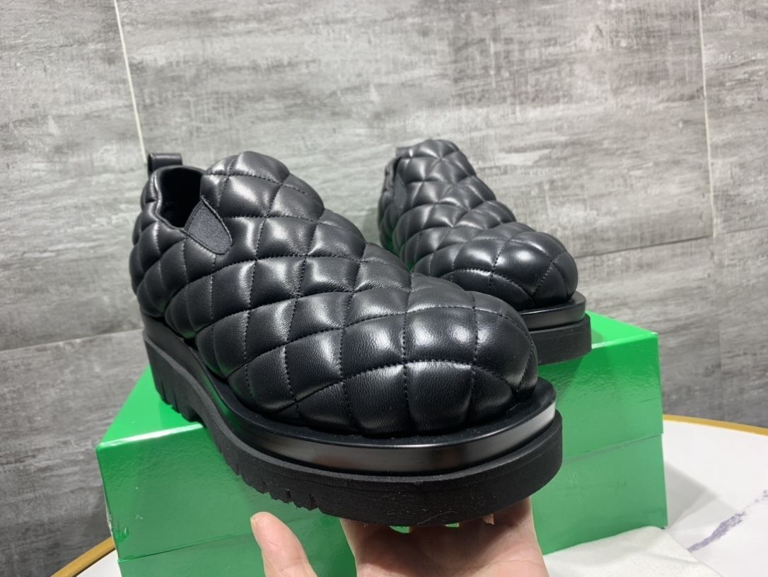 

Heavy sheepskin rhombus big bread shoes with thick soles and one pedal pineapple shoes for men, Black