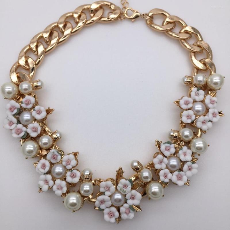 

Choker Fashion Accessories Baroque Alloy Simulated Pearl Flower Romantic Short Necklace For Women Heavy Chokers