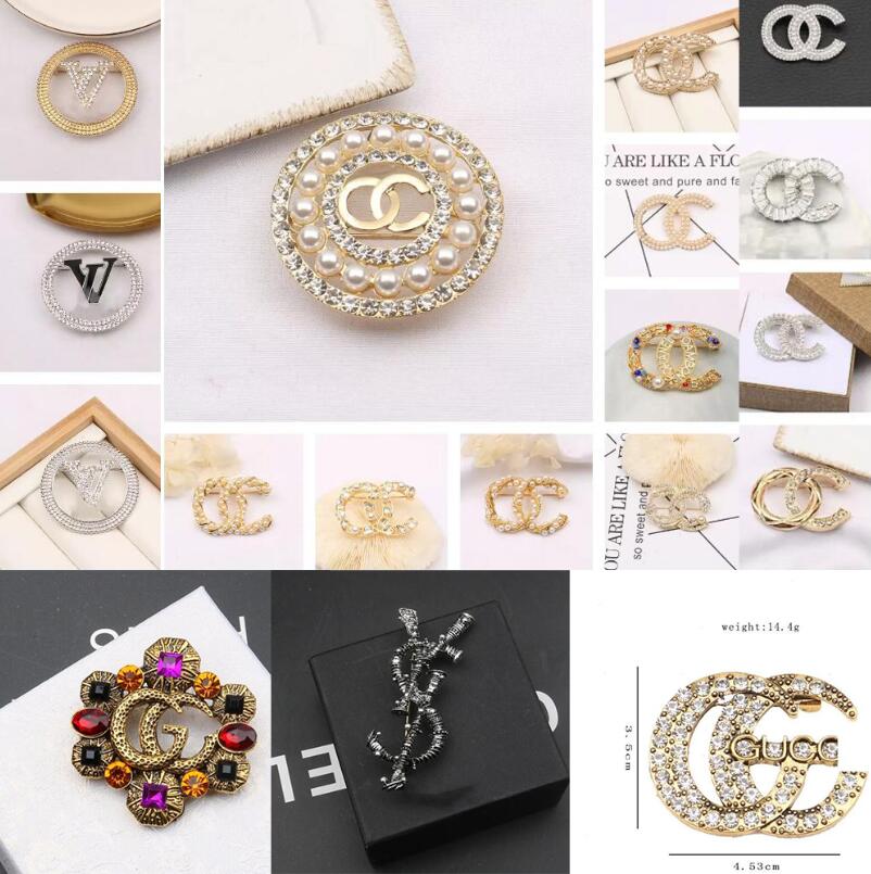 

Wholesale Mixed Random Send Brand Designer Letters Brooch Fashion Double Letter Tassel Pearl Luxury Couples Rhinestone Suit Pin Jewelry Accessories