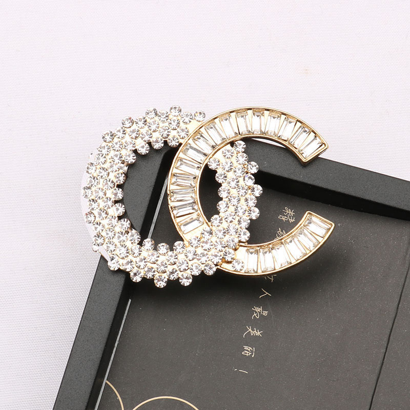 

Luxury Design Brand Desinger Brooch Women Crystal Rhinestone Pearl Letter Brooches Suit Pin Fashion Gifts Jewelry Clothing Decoration Accessories Famous Design-2