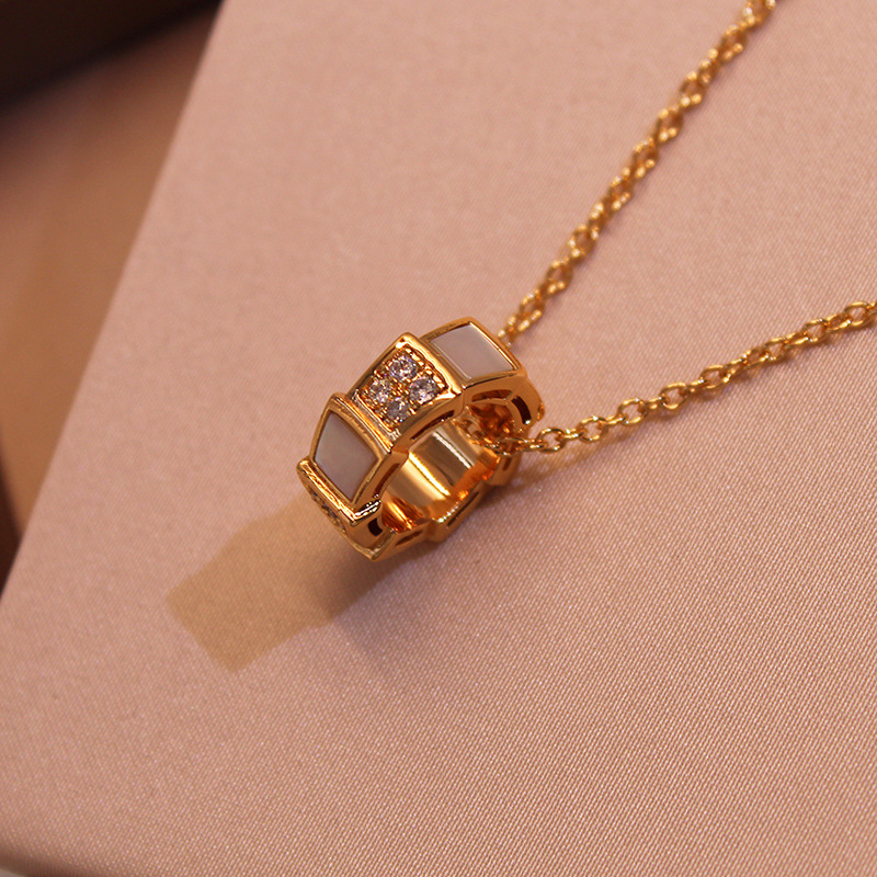 

Snake Bone Necklace female 18k Rose Gold European And American Fashion Simplicity White Shell Diamond Inlaid Snake Shaped Pendant Lock