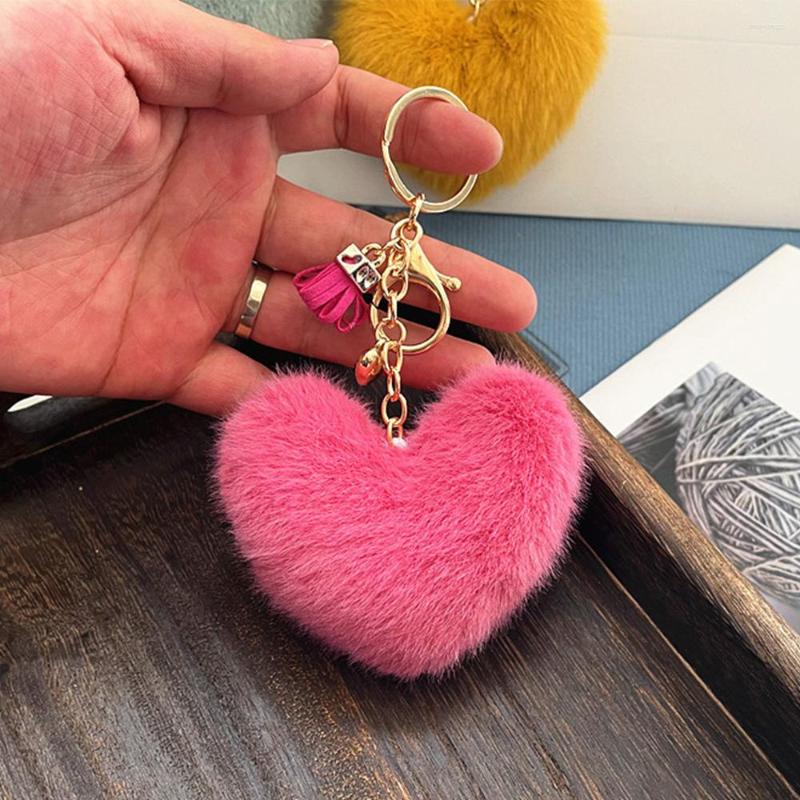 

Keychains Lovely Heart Shaped Pom Keychain Fluffy Plush Peach Charm With Key Ring Tassel For Women Bag Accessories