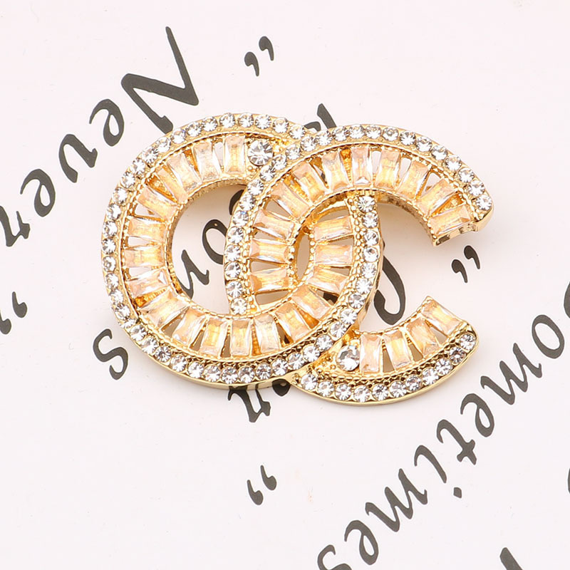 

Luxury Design Brand Desinger Brooch Women Crystal Rhinestone Pearl Letter Brooches Suit Pin Fashion Gifts Jewelry Clothing Decoration Accessories Famous Design-6