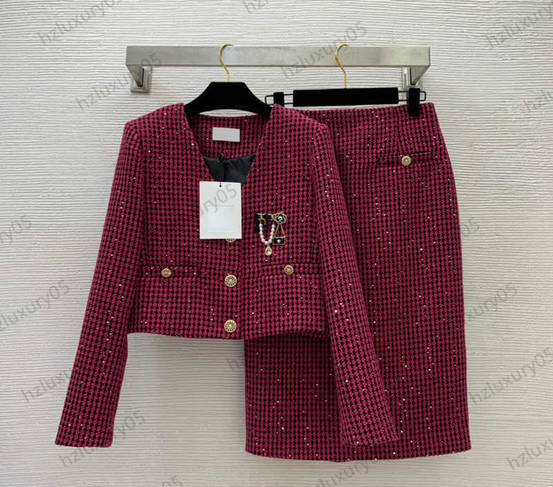 

Womens Two Pieces Dress Sequin Woven Woolen Pearl Chain Camellia Brooch Decoration V-neck Short Jacket High-waisted Slimming Back Fork Skirts Women Clothing 1970