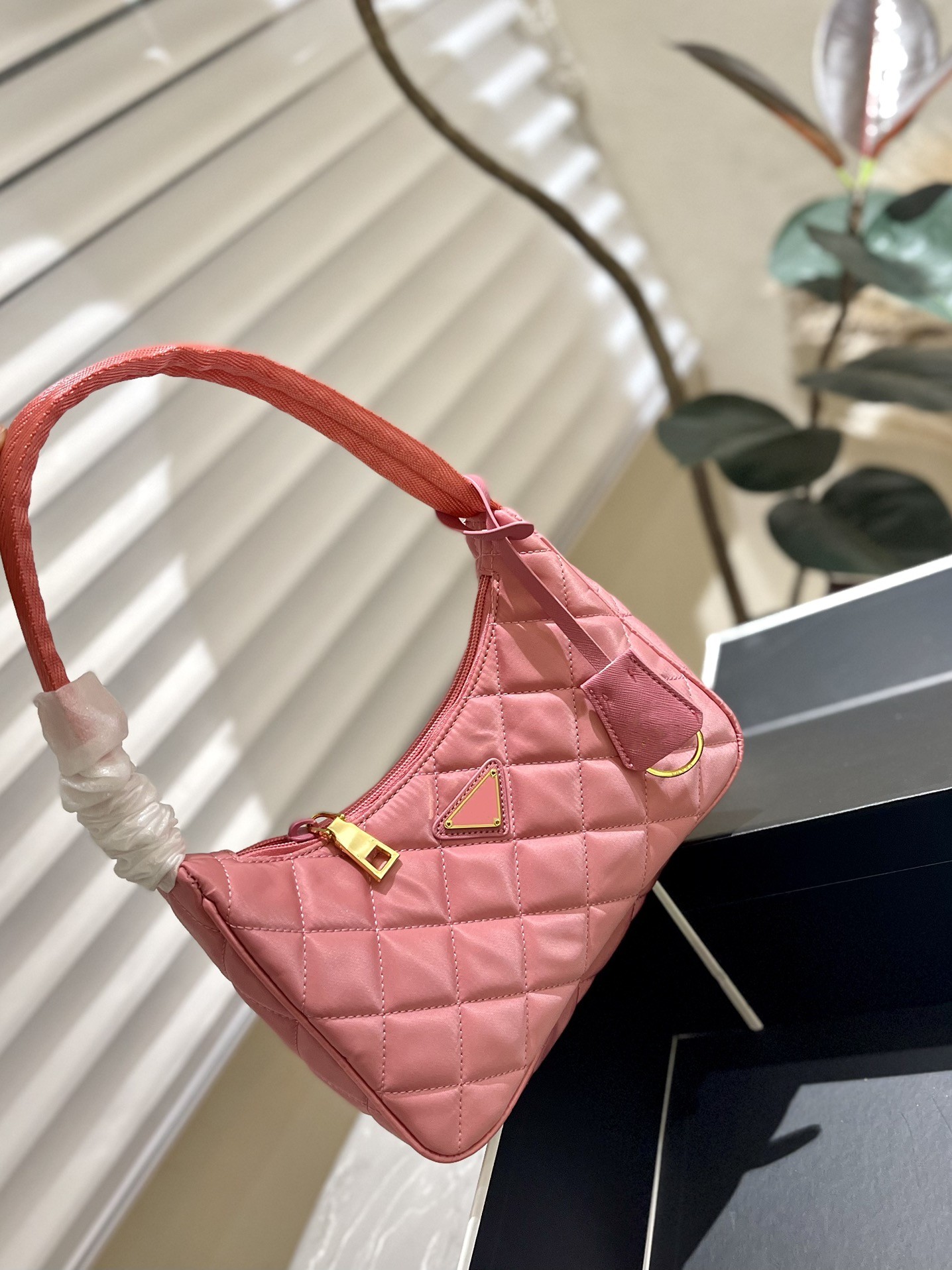 

2022 Designer's Classic Black One Shoulder Handbag Makes You Extraordinary