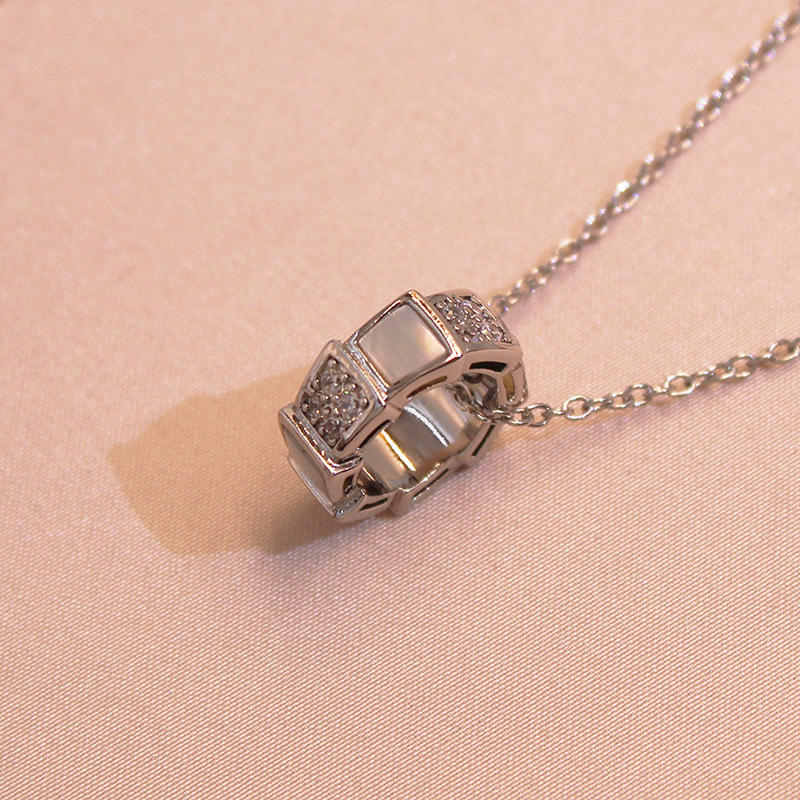 

2023 Two colour Snake Bone Pendants Necklace Strings female European And American Fashion Simplicity White Shell Diamond Inlaid Snake Shaped Pendant Lock