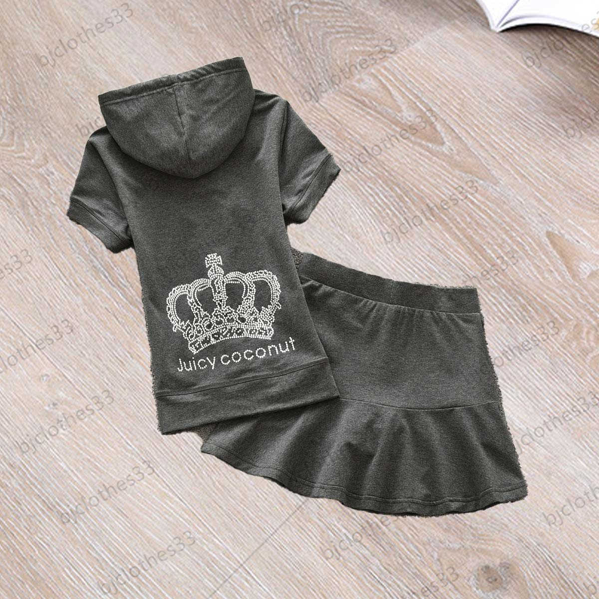 

Juicy Tracksuit Womens Two Piece Dress Back Color Contrast Letter Crown Printing Short Sleeves Slim Cardigan Pure Color Pleated Skirt Women Apparel 3 Colors