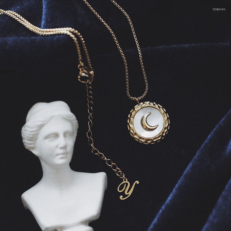 

Pendant Necklaces 2022 Necklace White Shell Moon Crescent Irregular Medium And Long Chain Titanium Steel Plated Color Waterproof