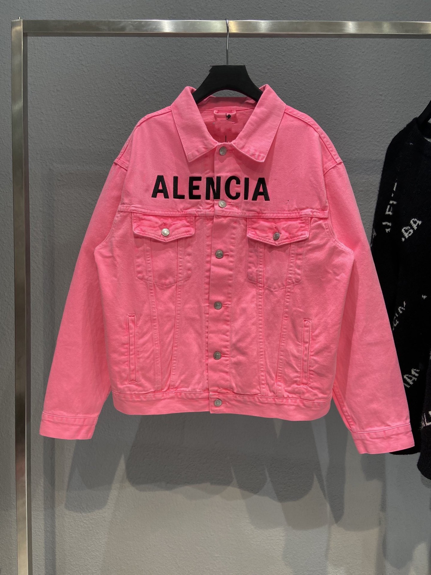 

Men's Jackets Men's and women's European station Zhongshan style Embroidered black lettering on the front Pink denim jacket