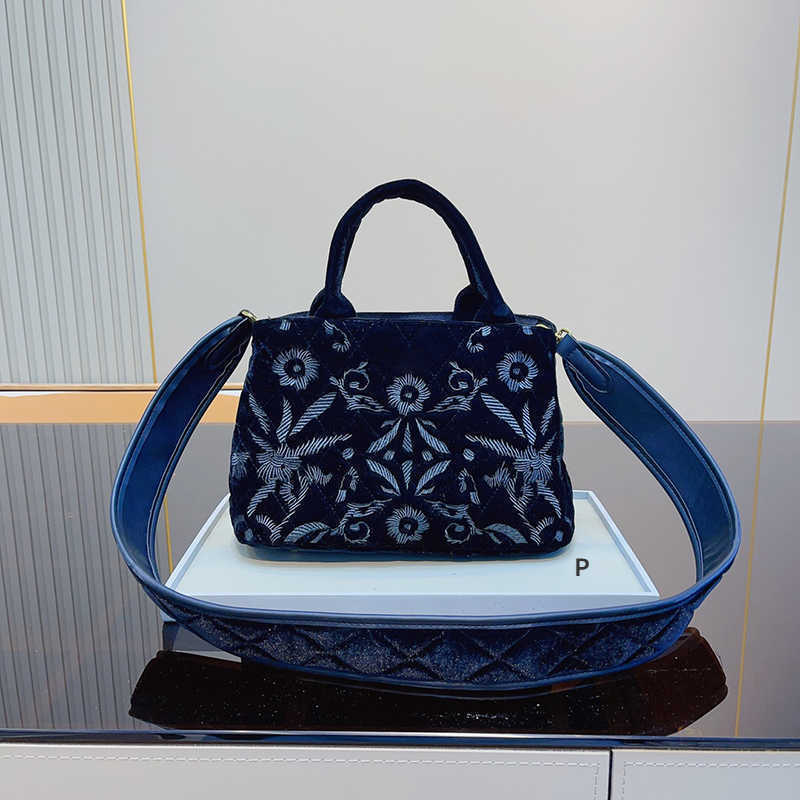 

Designer Cross Body Handbag Tote Bag Totes Hot p Triangle Logo Womens Designer Bag Large Capacity Shopper Bags Woman Purse Wallet 221207