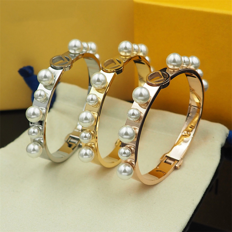 

Woman Fashion Bracelet Bangle High Quality Luxurys Brand Designers Casual Bracelets Classic Letters Golden Silver Rose Gold Pearl Jewelry
