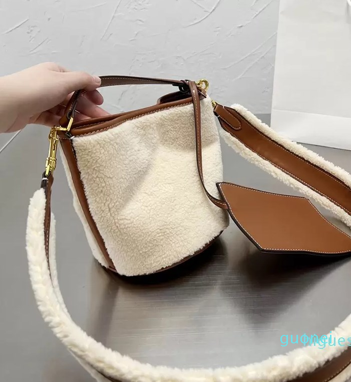 

Designer- Winter Shearling Fur Bucket Bags Totes Removed Shoulder Strap Cross Body Purse Women Ladies Turn Lock Handbags 18CM, White