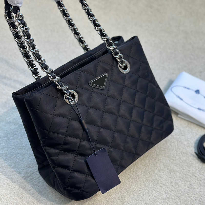 

Nylon Small Square Pouch Tote Bag Totes Classic P Triangle Logo Purse Handbag Womens Designer Bag Underarm Shopper Bags Designers Purse Wallet 221207