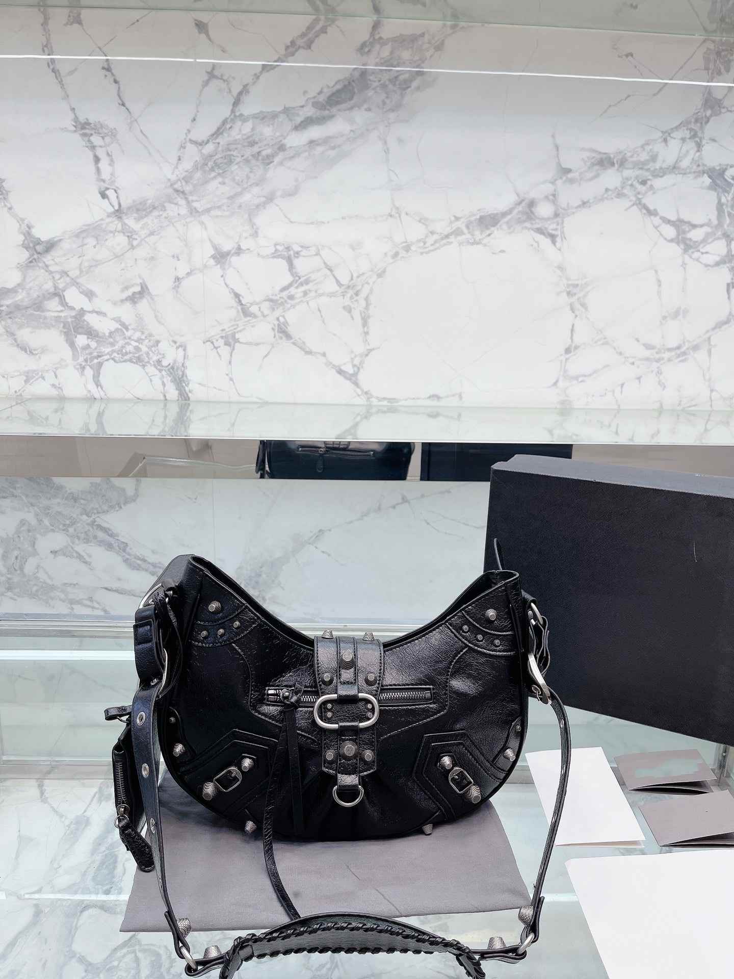 

Autumn and Winter 2022 New Women's One Shoulder Crossbody Handheld Underarm Bag Fashion Versatile Motorcycle Bag, Black