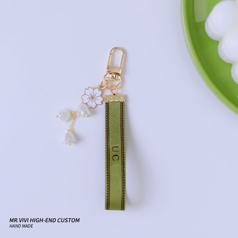 

Fashion Car Keychains Pendant Casual Antique Bell Orchid Green Ribbon Pearl Designer Key Chain With Letter Heart Bow Pendant Chain