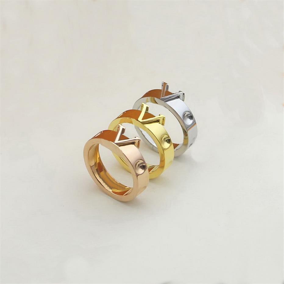 

Europe America Fashion Style Rings Men Lady Womens Gold Silver-color Metal Engraved V Initials 18K Gold Plated Lovers Empreinte Ri218m