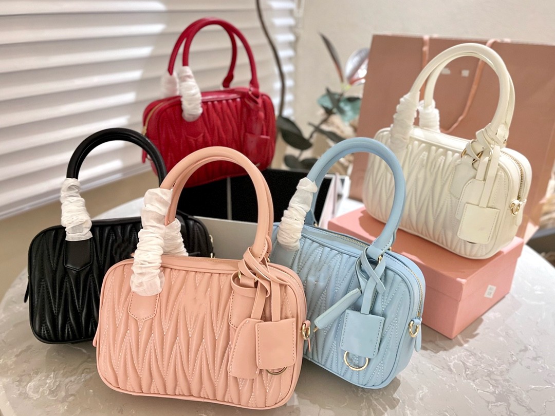 

2022 red classic shoulder bag is the first choice for women at party, White