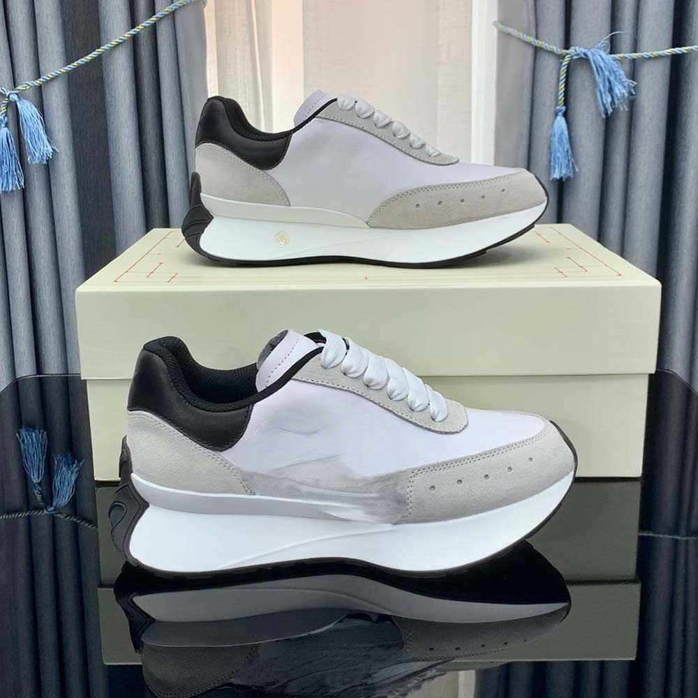 

Shoes Luxury MC Sprint Runner sneakers Men Women Casual Leather Outdoor Anagram designer embossing Low Top White Black Pink queen Trainers 34-46
