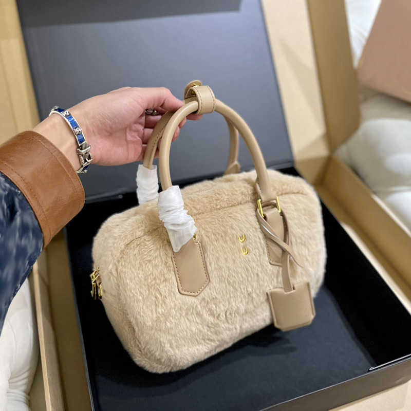 

Plush Pillow Pouch Winter Tote Bag Totes Luxurys Handbag Womens Designer Bag m m Logo Cute Shoulder Crossbody Bags Designers Purse Wallet 221207