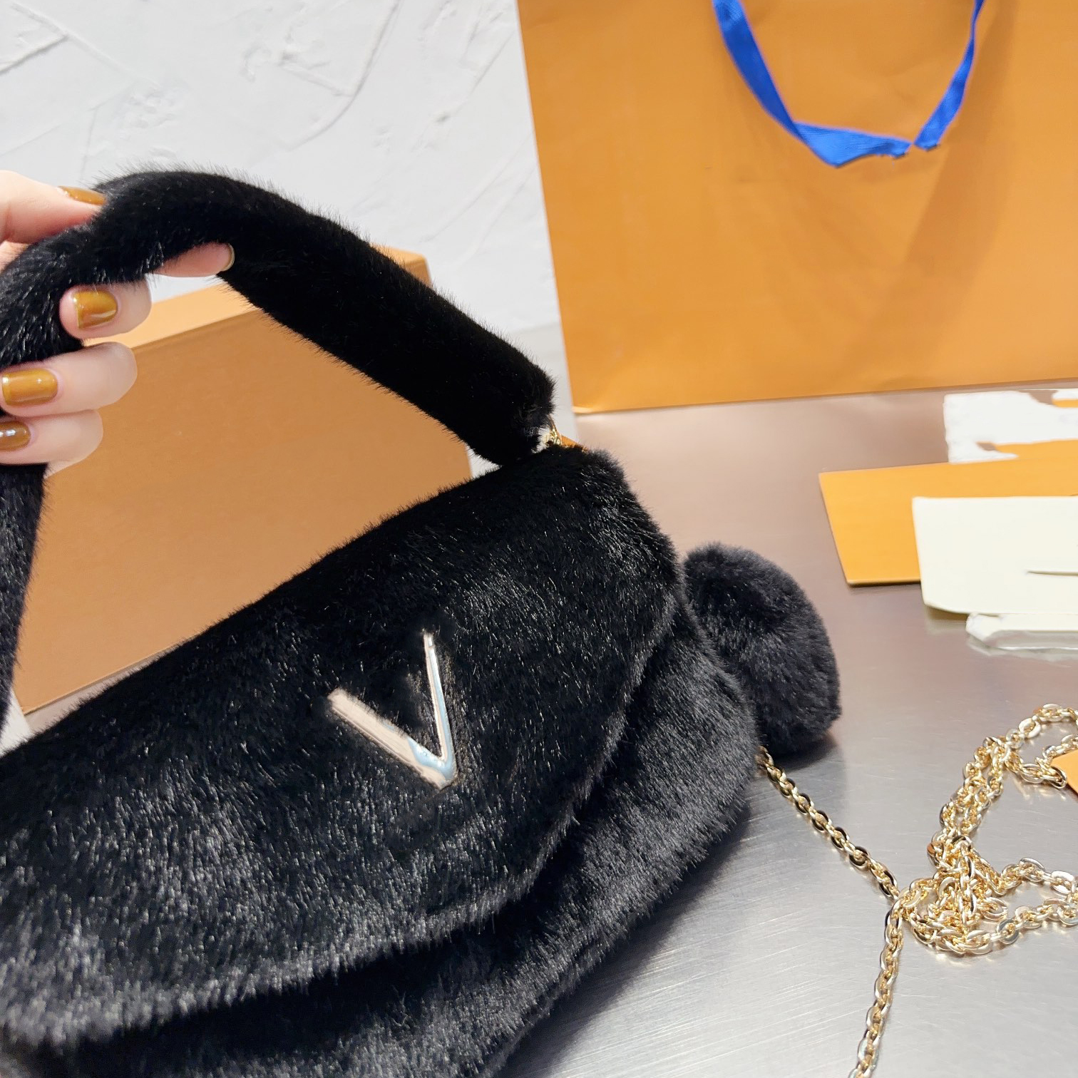 

2022 Winter celebrity with an underarm bag Luxury fashion designer bag Lady Teddy chain bag holding a dinner party change purse and box, White 23cm