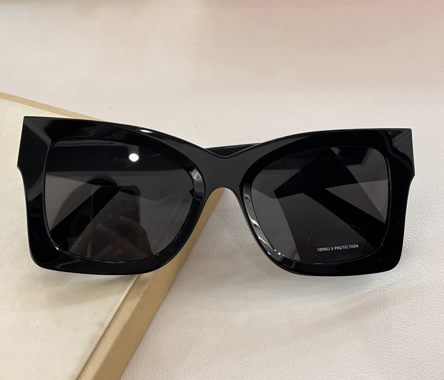 

Shiny Black Eyewear Oversize Frame Sunglasses for Women Fashion Sun Glasses Sunnies Shades UV Protection Eyewear with Box