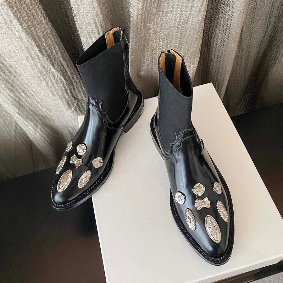 

Fashion short boots Chelsea nude boots women's Toga winter new designer luxury retro metal badge decoration leather pointed flat heel black biker factory footwear