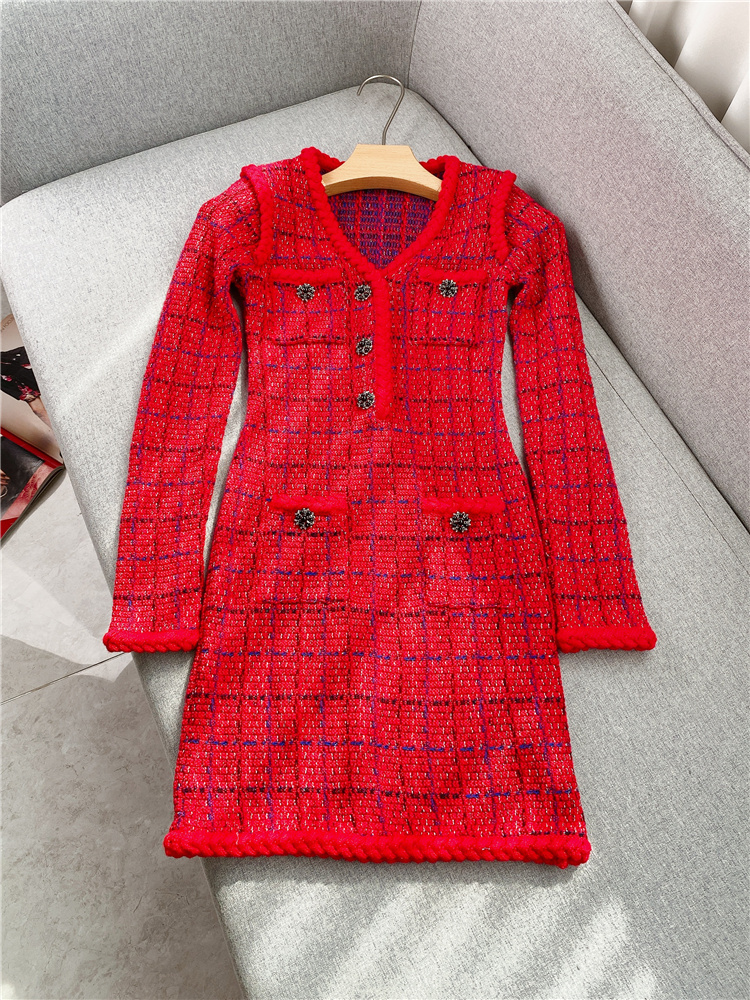 

2023 Spring Red Solid Color Panelled Knitted Slim Dress Long Sleeve V-Neck Double Pockets Short Casual Dresses W2D081106