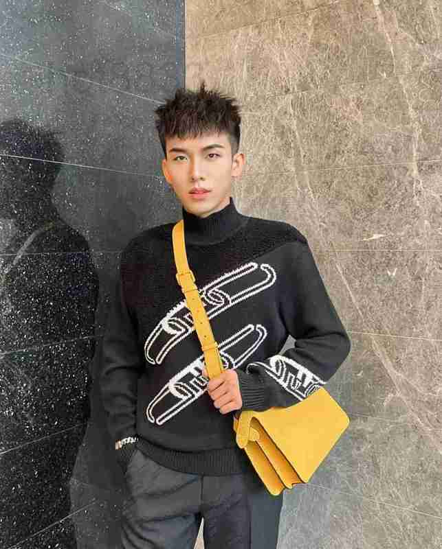

Men' Sweaters designer This fall and winter the new F-decorated chain round neck pullover sweater is black lamb for men women GEBU