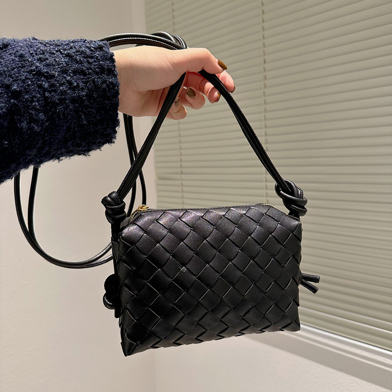 

Small Square Bag Turn Crescent Clutch Bag Early Spring Series Dumpling Wrap New 2023 Famous Designer Brands Fashion Shopping Bags, Black