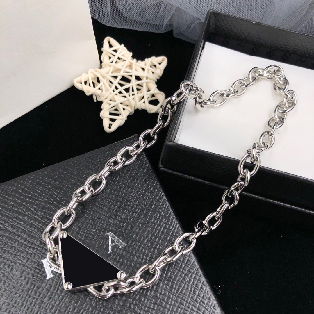 

Luxurys Designers Necklaces Pendant Necklaces For Women With Earrings Link Chain Fashion Jewelry Accessories good
