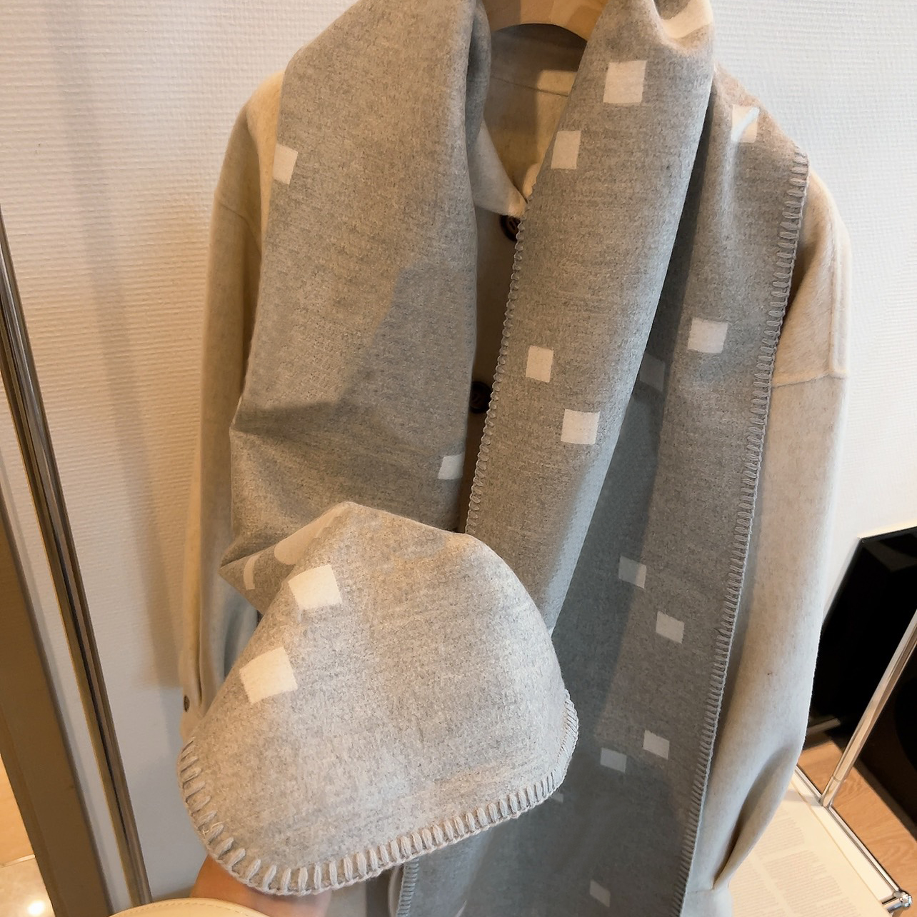 

Reversible Letter Jacquard Scarves 100% Silk Wool Scarf Full Letters Designer Shawl Double Sides Unisex Shawl