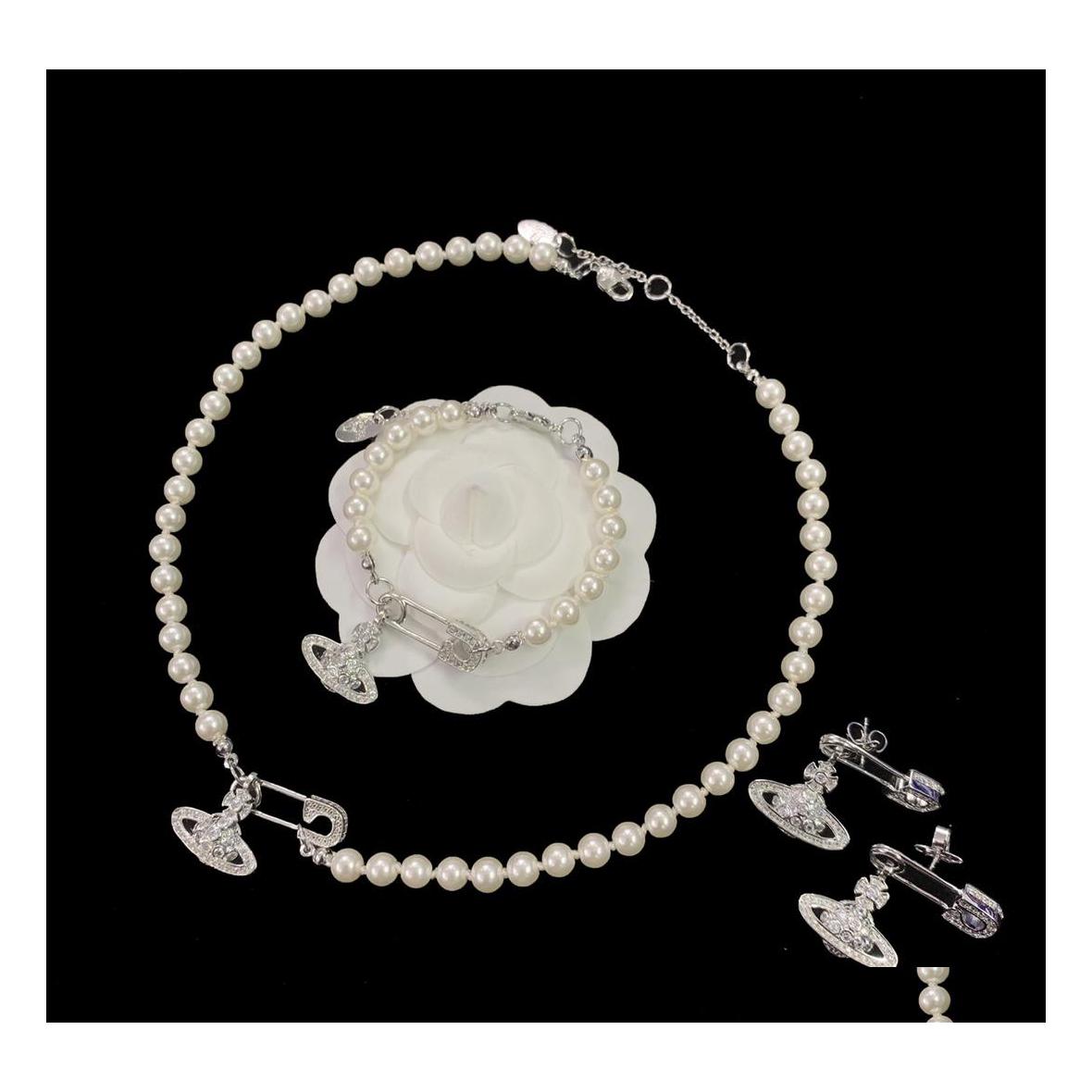 

Bracelet Earrings Necklace Pearl Bracelet Fl Drill Ins Personality Pin Piercing Diamond Planet Pendant Western Queen Designer Jew Dhry4, White