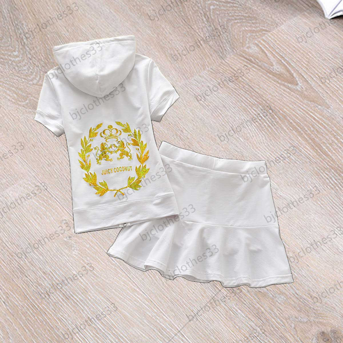 

Juicy Tracksuit Designer Womens Two Piece Dress Back Golden Wreath Print Short Sleeves Hooded Tops Tall Waist Sports Style Pleated Skirt Women Apparel