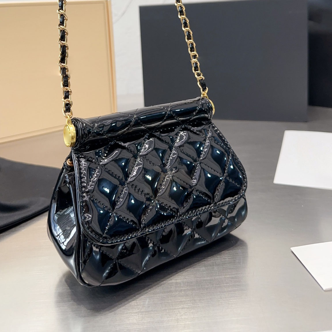 

Shoulder Bags Womens Mini Shiny WOC Quilted Patent Leather Matelasse Gold Hardware Dinner Wallets French Designer Outdoor Trend Handbags Cross Coins Purse 13CM, Box
