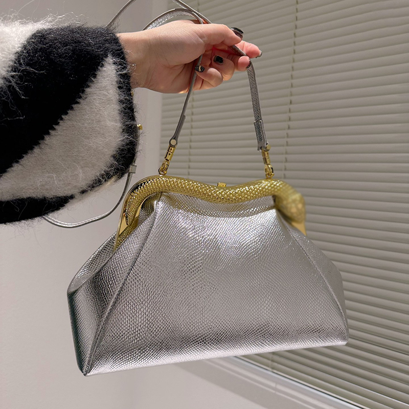 

Designers Women Serpentine Leather Crossbody Bags Clutch Italy Brand Fashion Snake Head Clip Hasp Shoulder Bag Designer Lady Snake Skin Glitter Handbag 31CM, Black