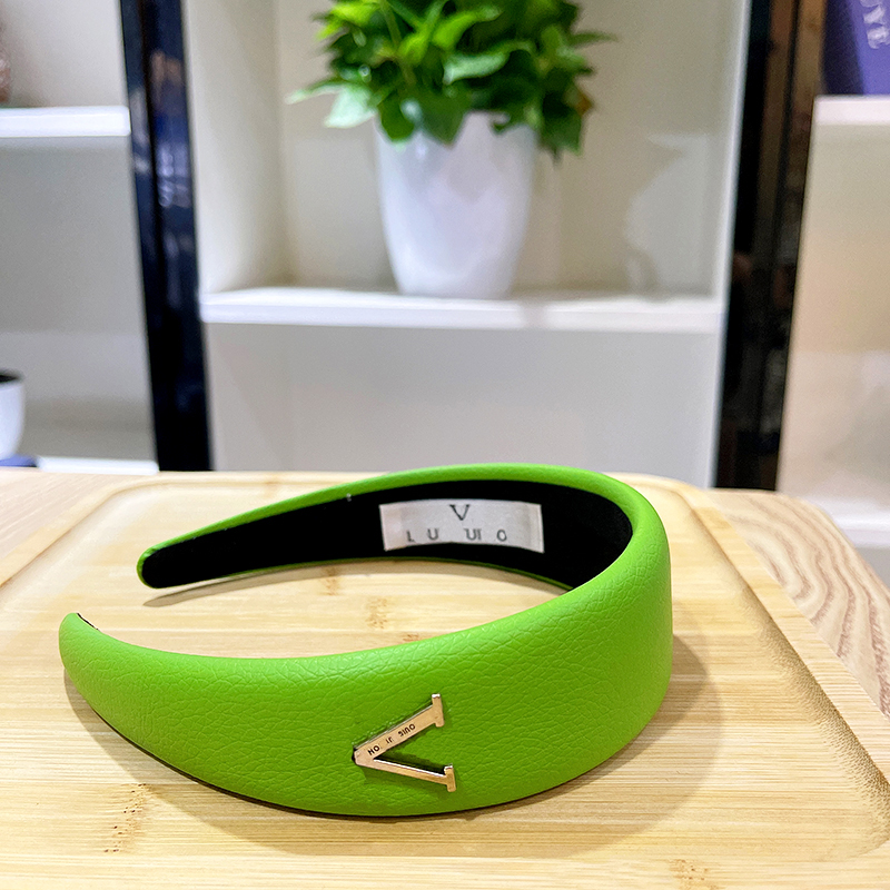 

Fashion Letter V Hair Hoop Solid Leather headband Designer Women's Hairpin Sweet Hair Jewelry Simple Design Natural Style Headwear Popular Brand Gift, Green