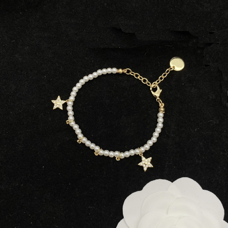Bracelet de charme en or vintage Bijoux de créateurs de perles de perle Bracelets de pendentif pour femmes lettres diamants pendants accessoires