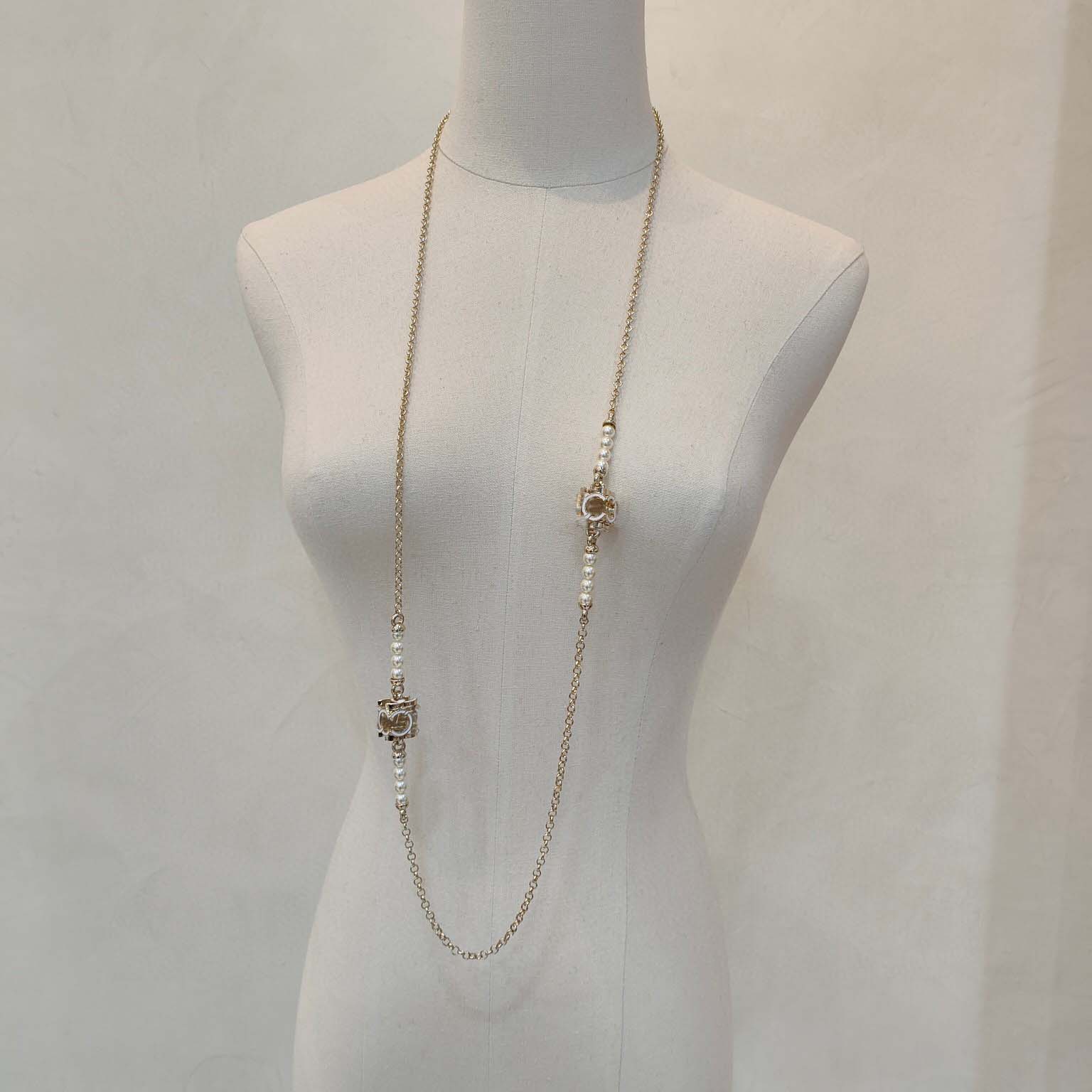 

2023 Luxury quality Charm long chain pendant necklace with hollow design white enamel color have box stamp PS7409A