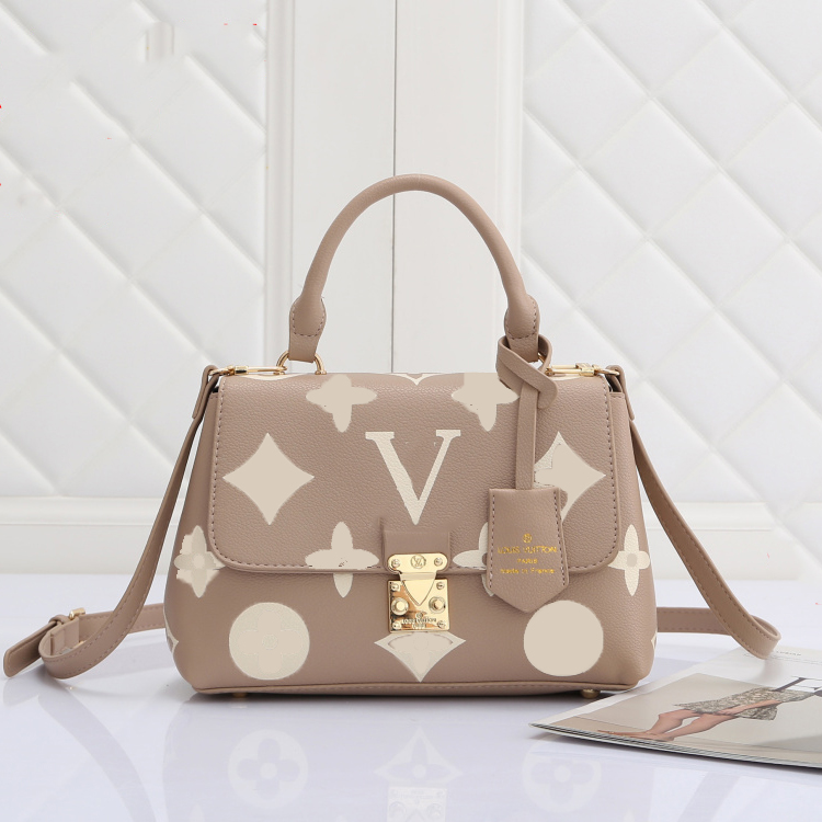 2022 Reversible medium tote Luxury designer bag Shopping bag Shoulder bag made withinnovative reversible leather